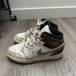 Air Jordan 1 Mid SE Older Kids' Shoes Size 3.5Y