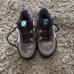 Nike Kyrie Irving 4.5Y $20
