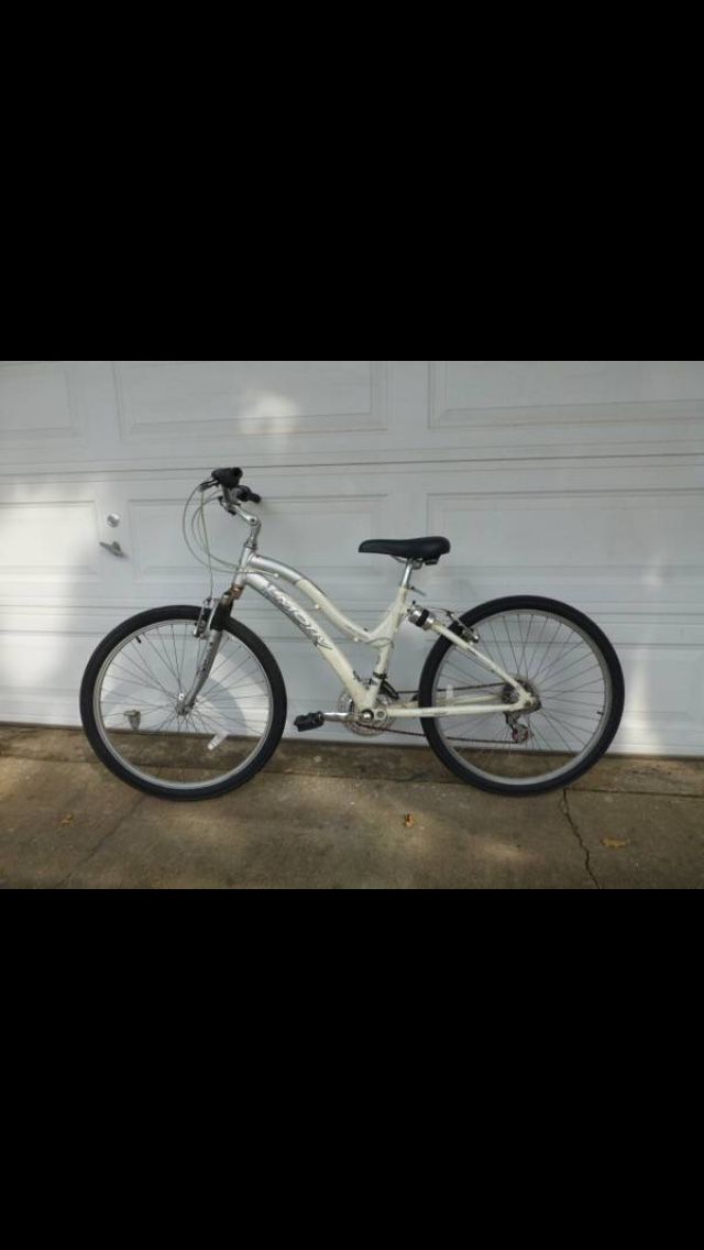 Motiv Newport FS Performance Series Hybrid Bike 26" tires 17" frame