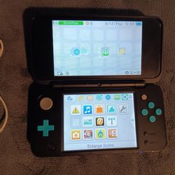 *NEW* Nintendo 2DS XL Black & Turquoise **As Is Inside Faceplate Cracks**