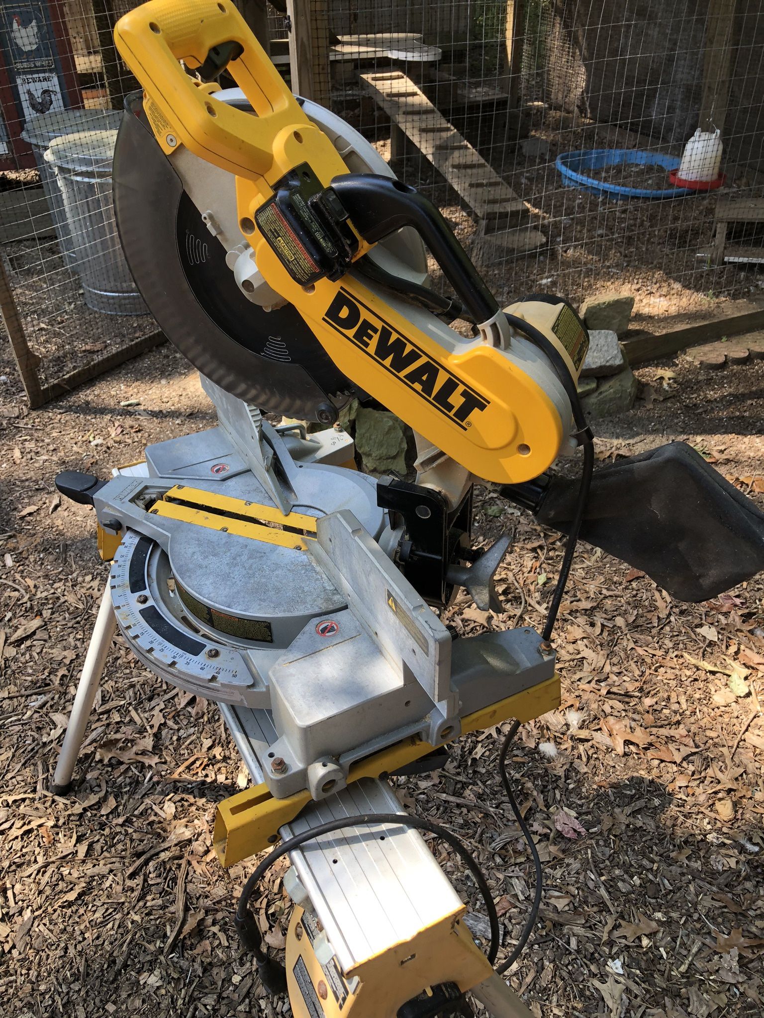 DeWalt Compound 12”Miter Saw with Laser Guide & DeWalt Stand in Excellent Condition 