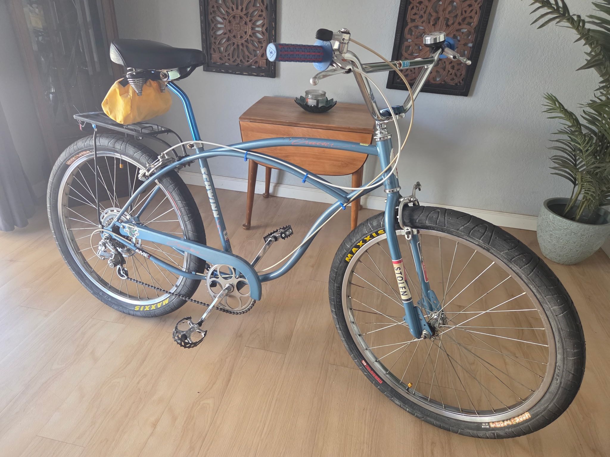SELLING 3 bikes and ALL parts Schwinn Vintage cruiser mtb road bmx completed and parts All this for 300$ Have to fix my car This is an awesome bundle