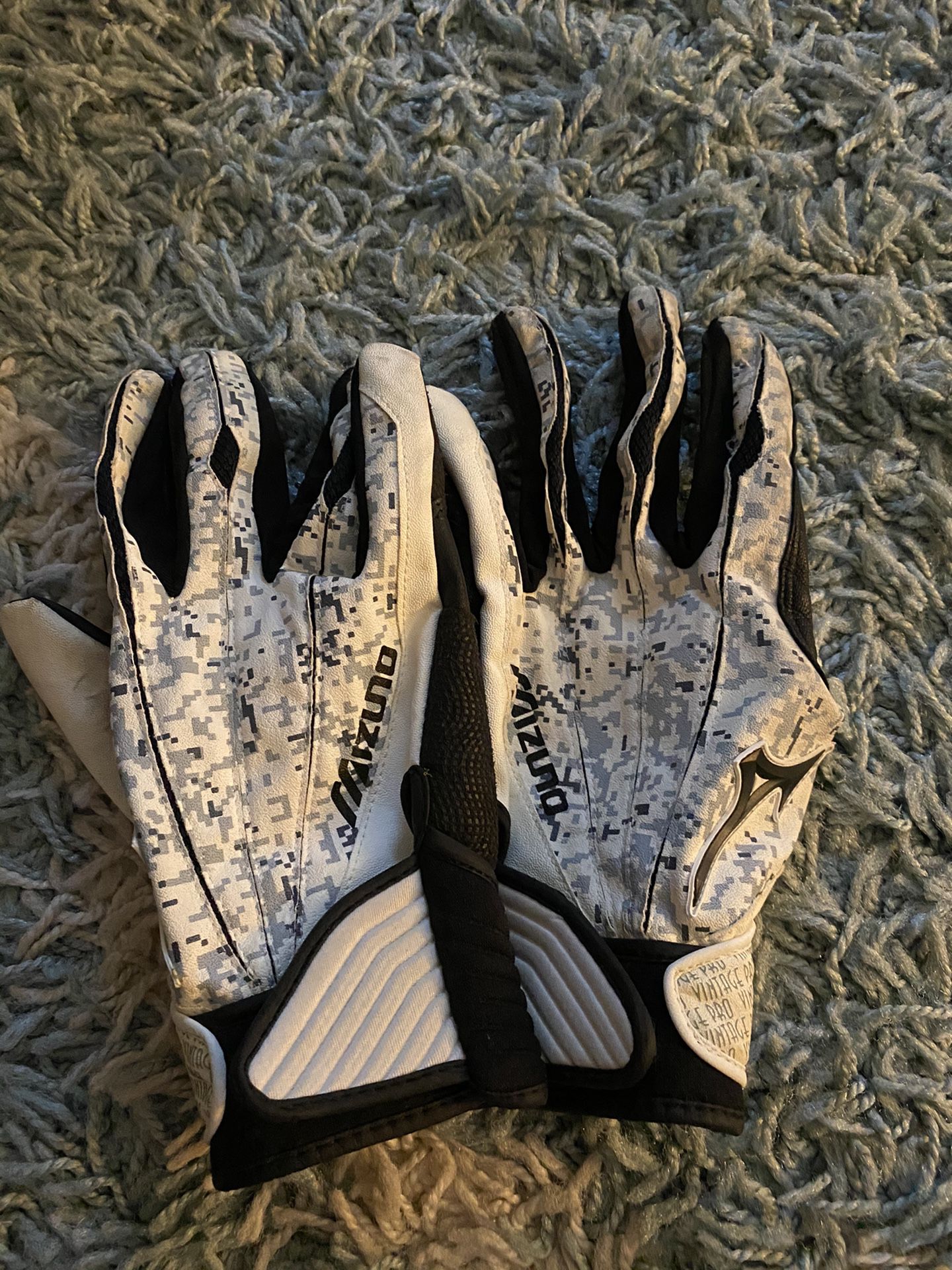 Men’s Softball / Baseball Gloves Like NEW