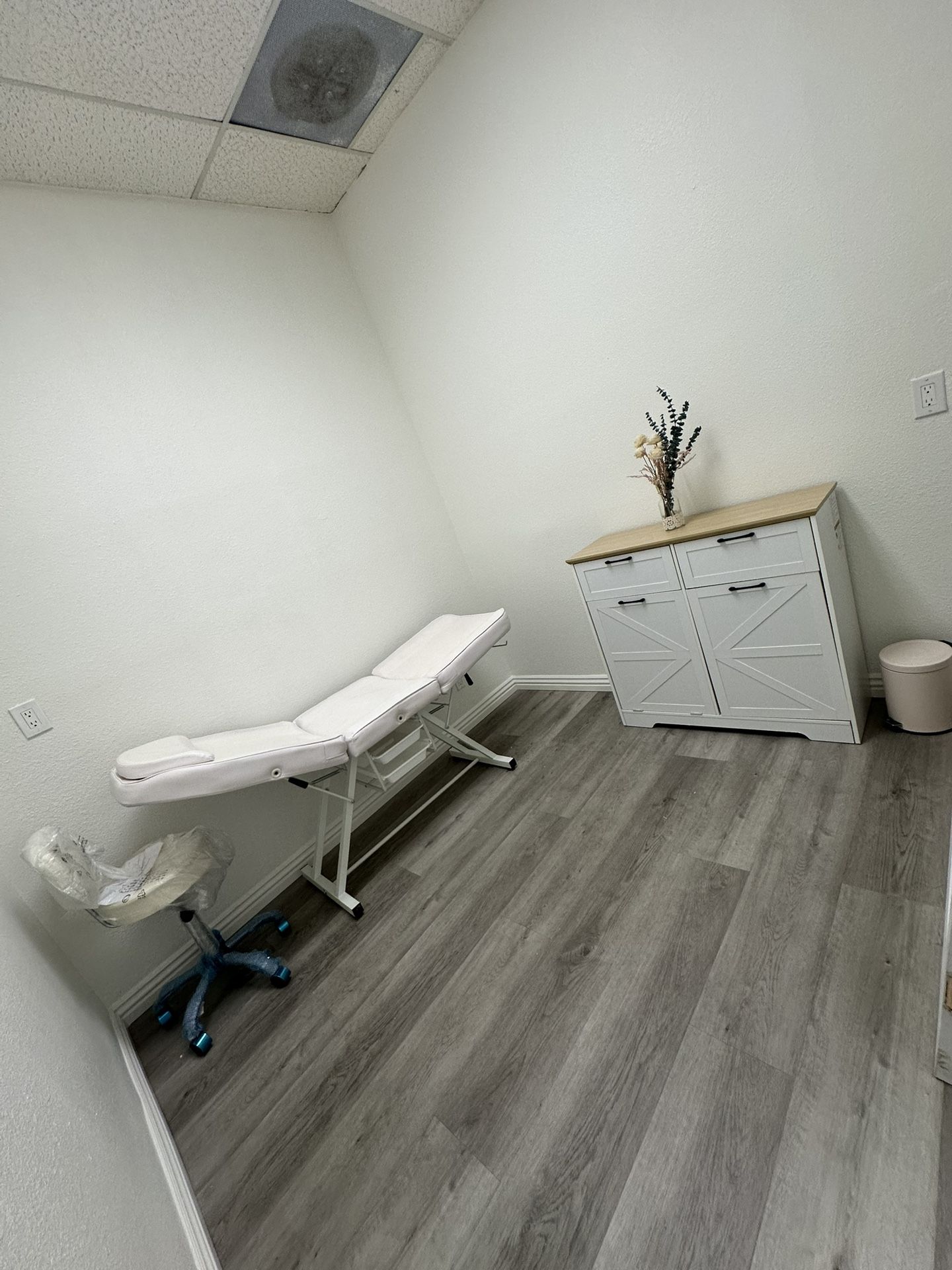 Beauty Room Or booth (rent) 