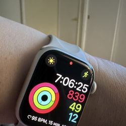 Apple Watch Series 7 41mm • 32.0GB • Starlight Aluminum Starlight Sport Band