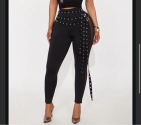 WOMANS FASHION NOVA LEGGINGS Large