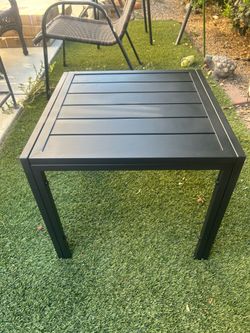 Outdoor steel slat end table steel color: black