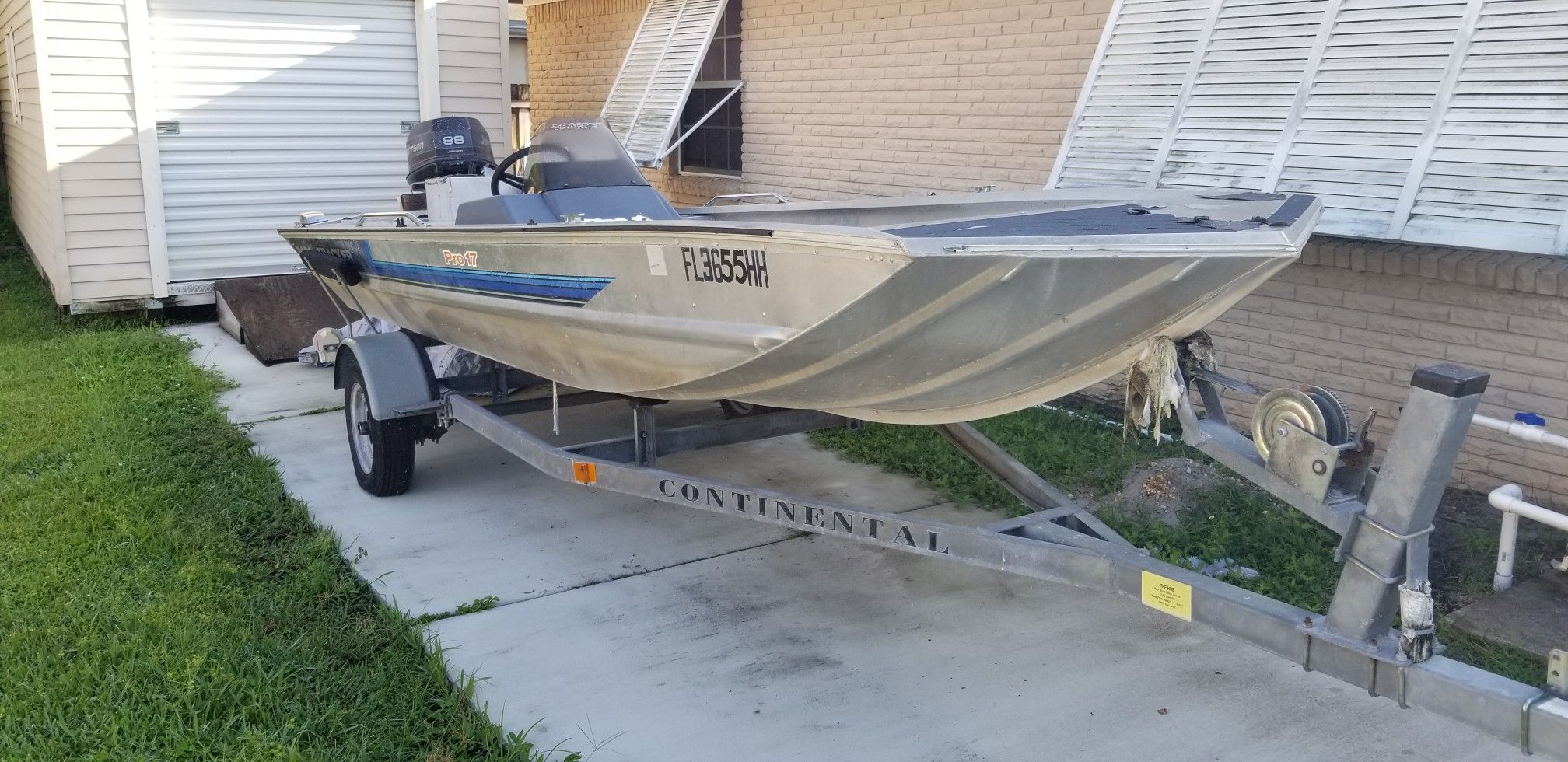 Tracker pro 17 boat