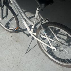 Schwinn Women’s 26 Mountain Bike - Roadmaster Granite Peak. Barely Used.