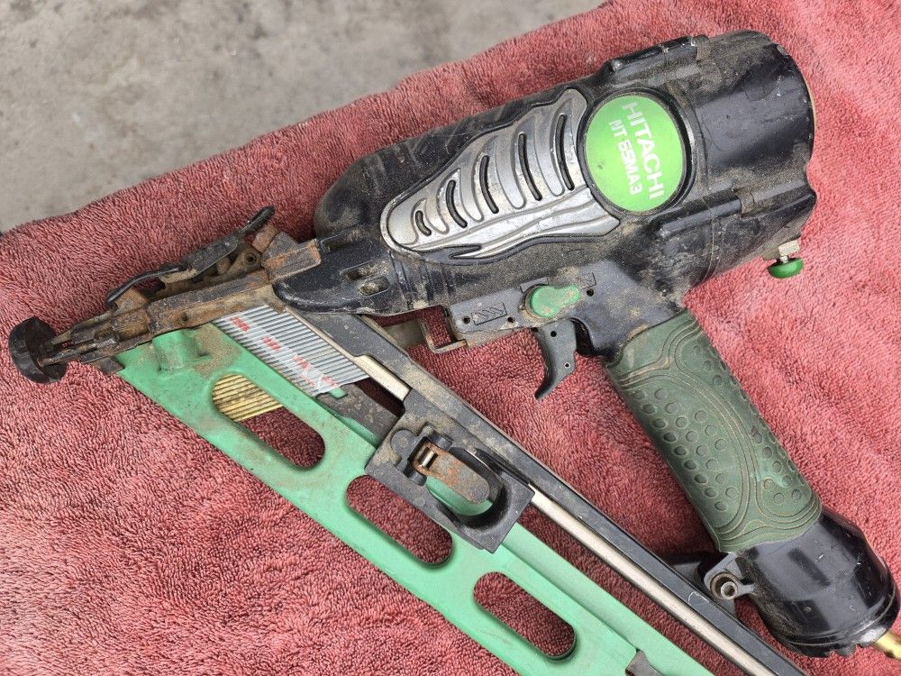 Hitachi NT65MA3 nail Gun