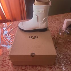 New UGG WHITE CREAM BOOT
