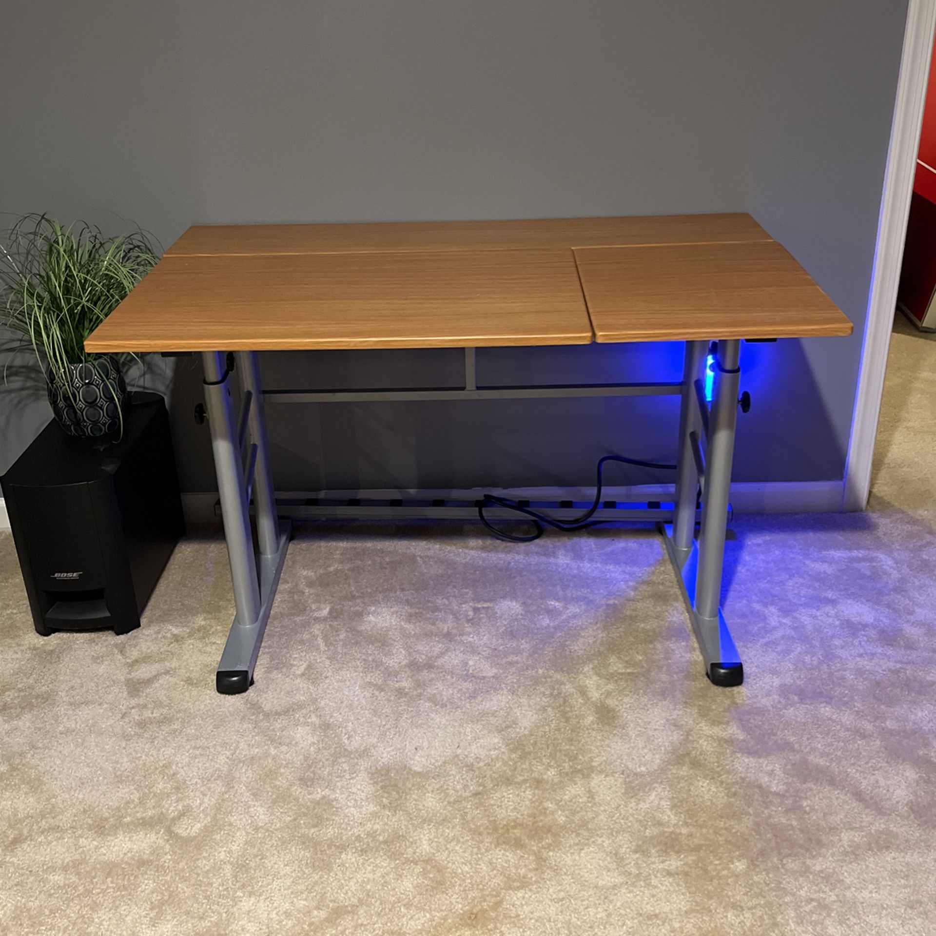 Adjustable desk 