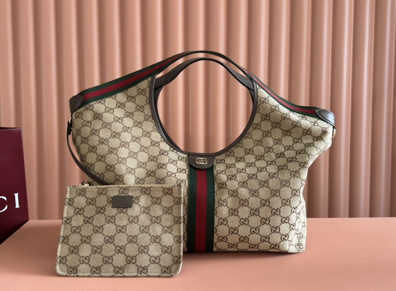 Apricot-colored GG canvas bag with dark brown leather rolled edges, red and green woven straps, detailed nylon lining, green linen-cotton blend lining
