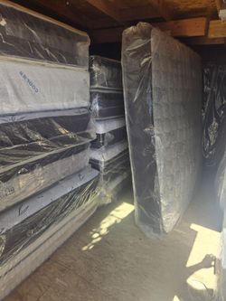 Vendo camas colchones comedores salas