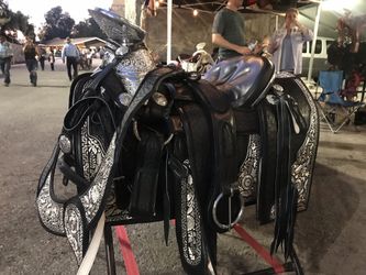 Montura bordada de hilo de plata