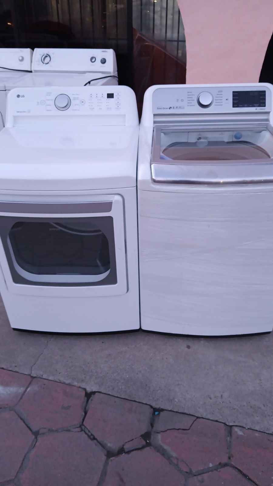 L.G. WASHER AND GAS DRYER WORKS GREAT