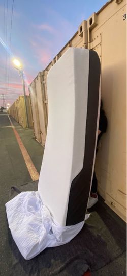 Single MATTRESS LIKE NEW Including A Metal Bedframe $255.00. Colchon Soltero y Cabaserra $255.00