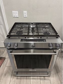 KitchenAid sliding gas stove works perfect in good condition. Free deliver to garage.