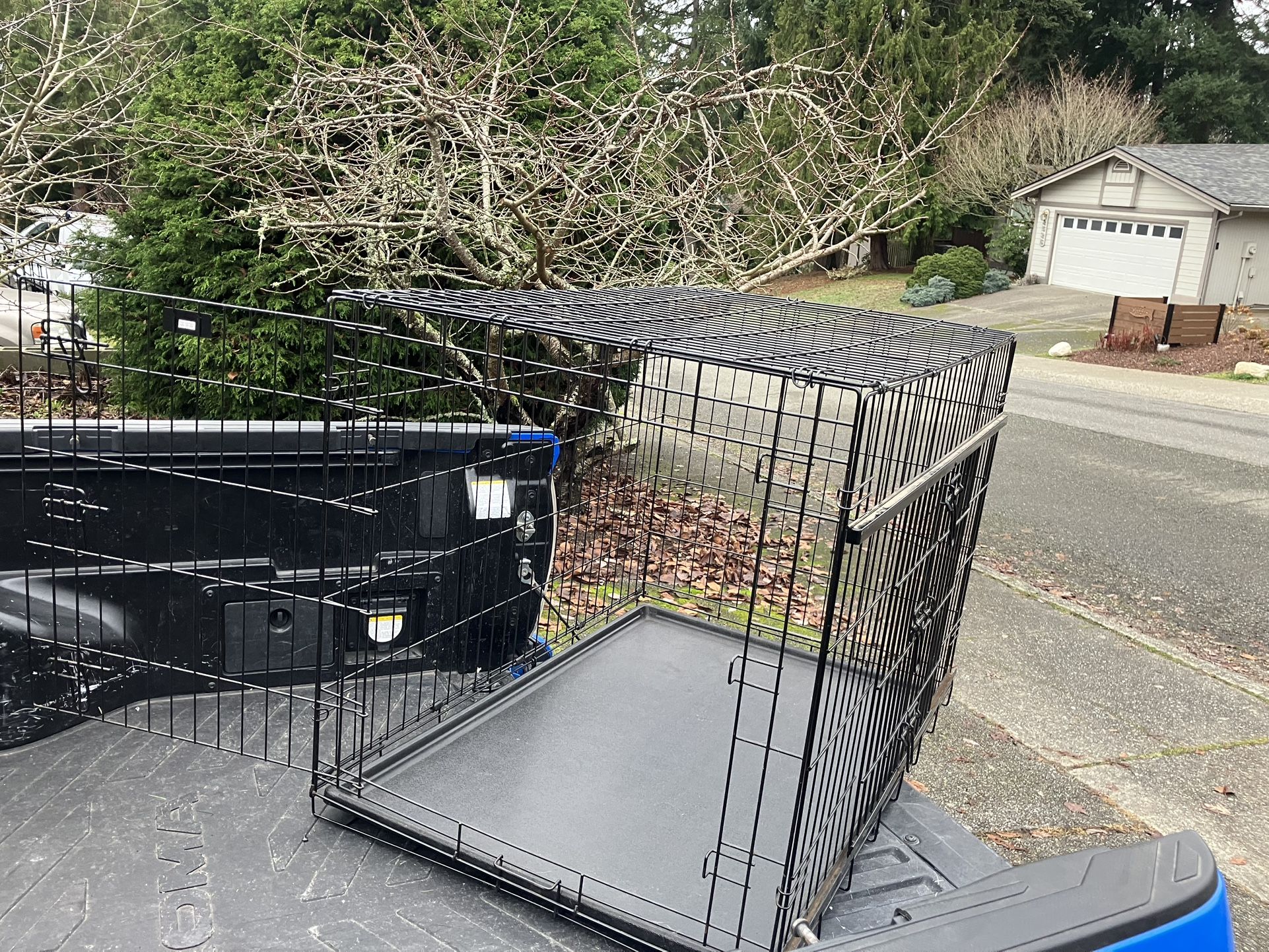 XL Large Dog Kennel Crate Collapsible In Good Condition 42" L by 28" W by 33" H