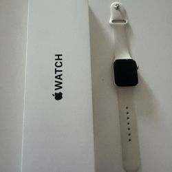 Apple watch SE gen 2 40mm starlight