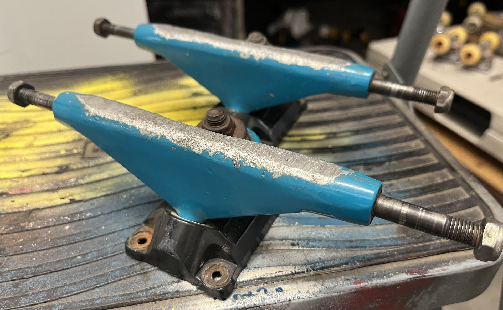 Tracker “Sixtrack” Skateboard Trucks 