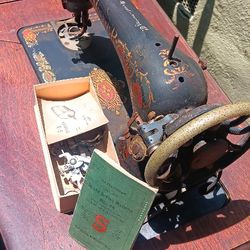 Antique 1929 Singer No. 66 Sewing Machine w/ knee Pedal & Library Table No.40