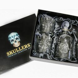 Skull Whiskey Decanter Set.