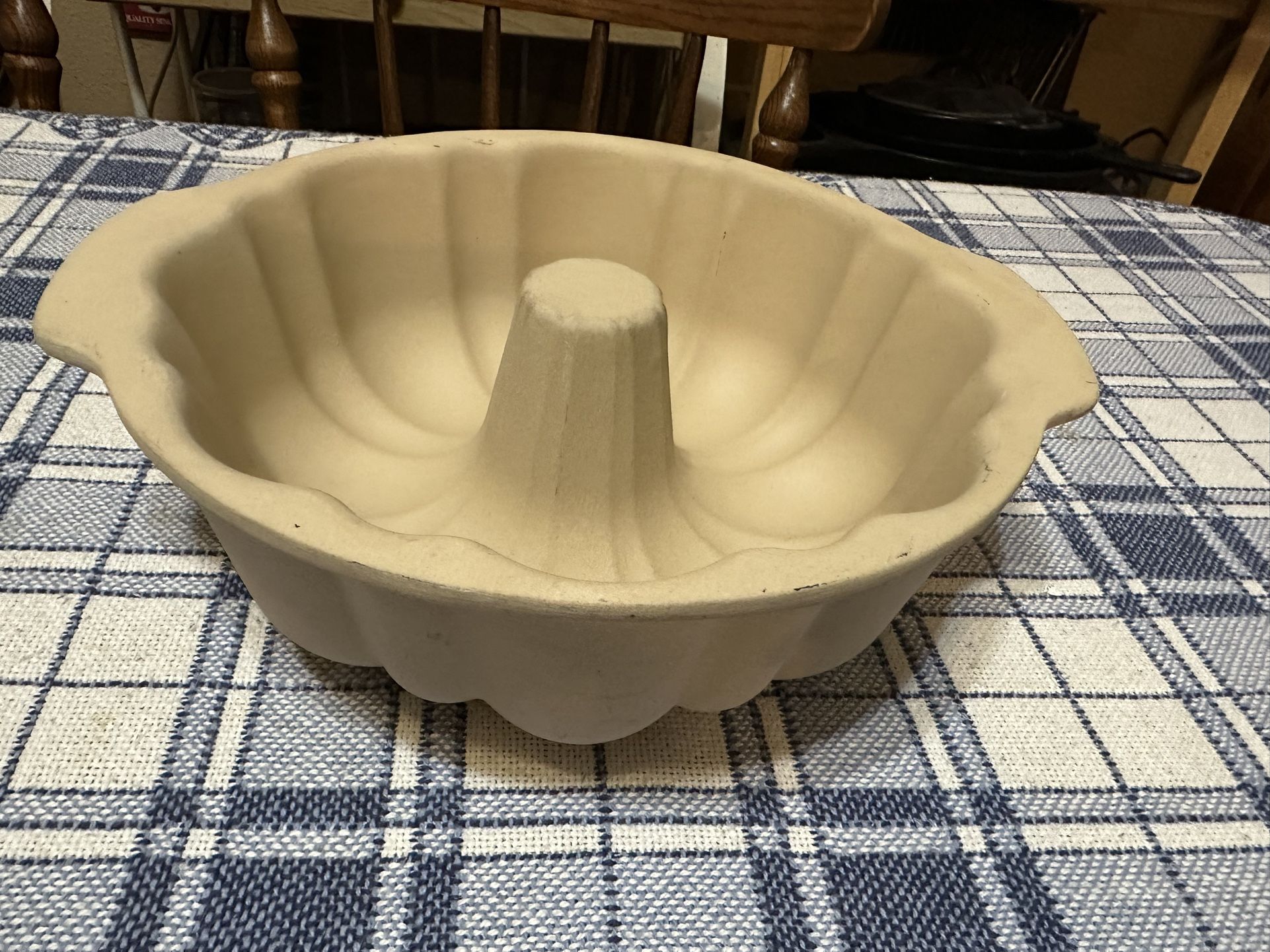 Pampered Chef  Fluted Stoneware Bunt Cake Pan