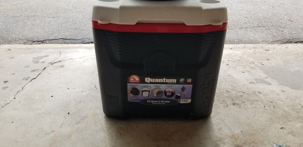 Igloo Quantum Cooler Rolling 52 quart