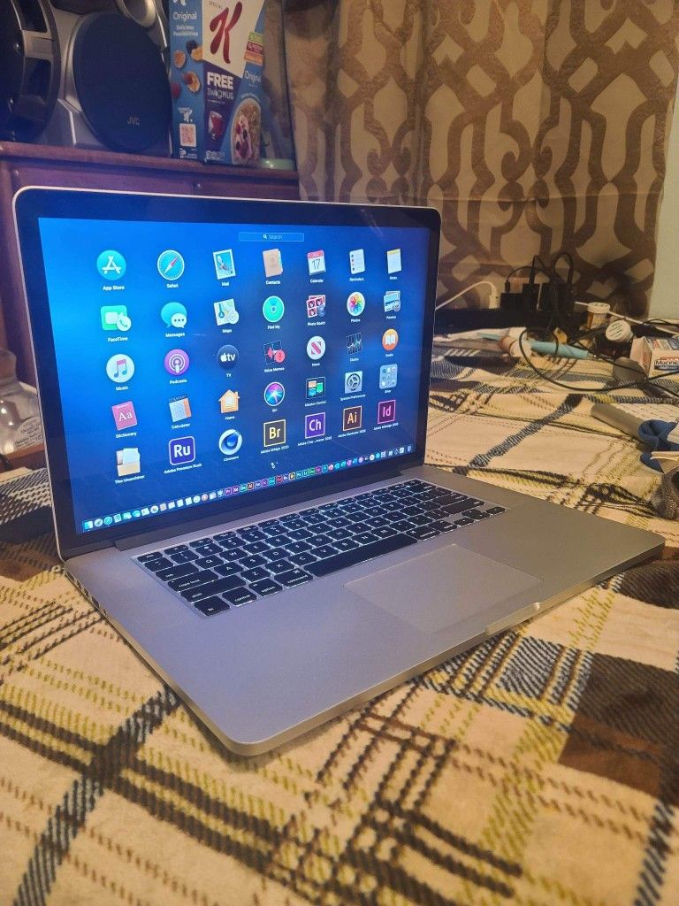Excellent 15 inch Apple Macbook Pro Laptop Computer Retina With Intel Core i7 Processor With Programs