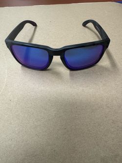 Oakley Holbrook OO9102-T955 Sunglasses – Excellent Condition For sale: Authentic Oakley Holbrook sunglasses in a sleek black frame with striking purpl