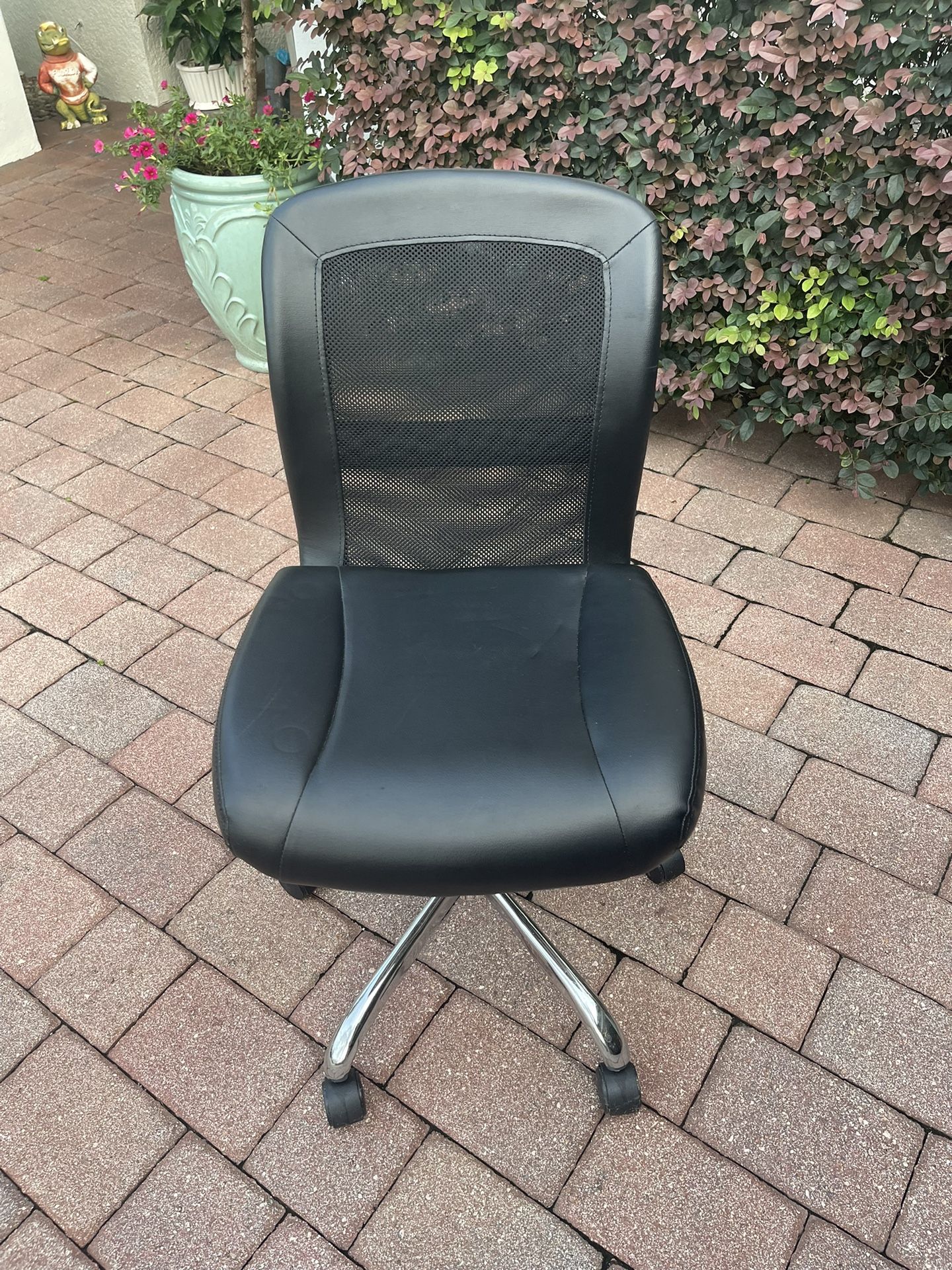 Mesh Back Swivel Chair-Located in Sanford near Lake Mary. Pick up only