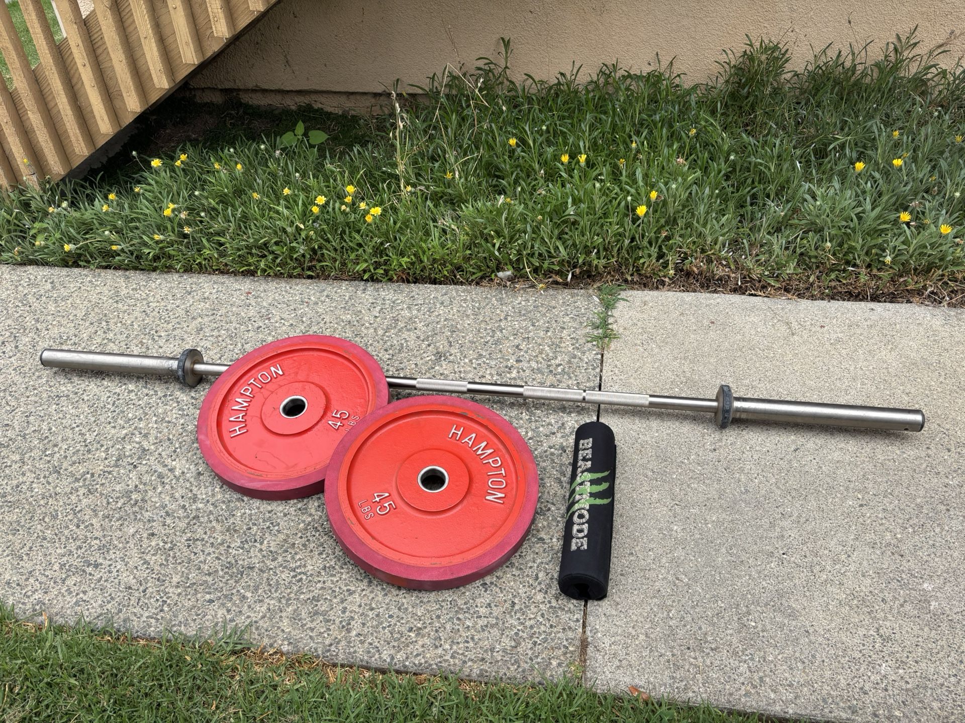 Rubber Coated Bumper HAMPTON Weights With 46 Lb 7 Ft Barbell 1500 Weight Capacity $260 All