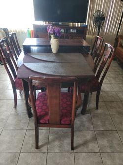 Se Vende  Comedor De 6 sillas  Medidas  normales  66× 42× 30 de altura mas extensión y cubierta  de mesa  $ 185