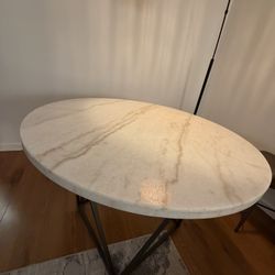Modern Dining Table in Very Good Condition