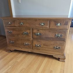 Ethan Allen American Colonial Solid Maple   7 drawer dresser (with mirror)