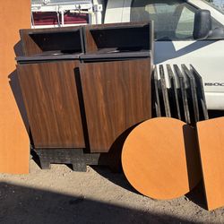 Hello, I have 15 restaurant tables that don't have their base supports, and also two trash cans. Everything looks like new; I removed it from a restau