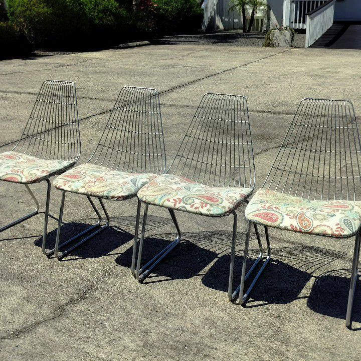 Sexy Set of 4 Mid Century Vintage Wire Dining Side Chairs in the manner of Charles Eames and Harry Bertoia