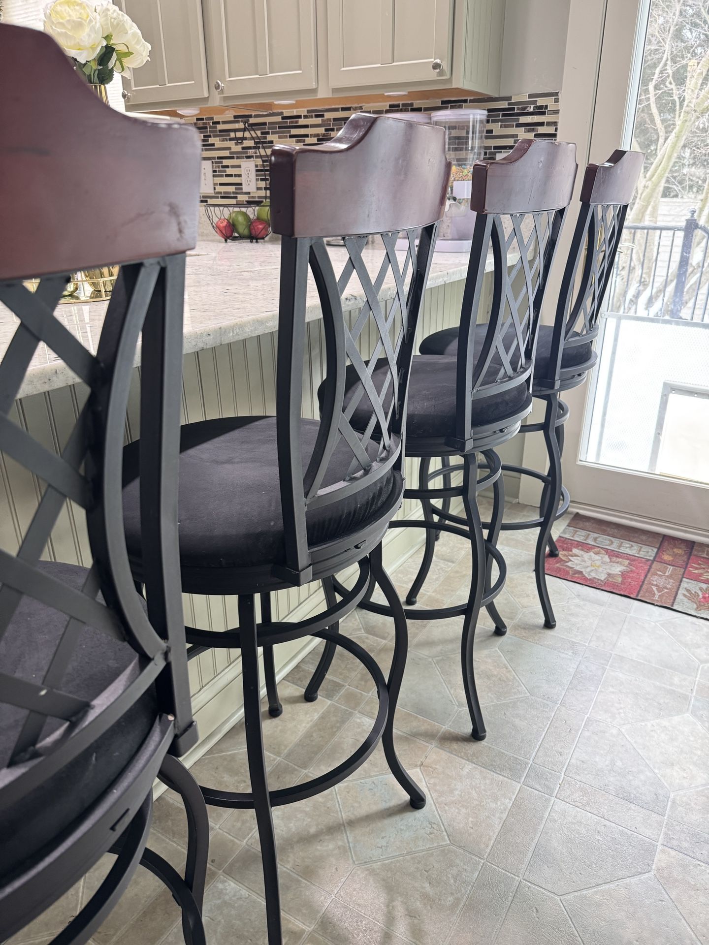 4 Countertop chairs