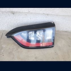 2019- 2023 JEEP CHEROKEE RIGHT
TAILGATE TAIL LAMP HACTH LAMP
PASSENGER SIDE LED GENUINE USED OEM.
H2