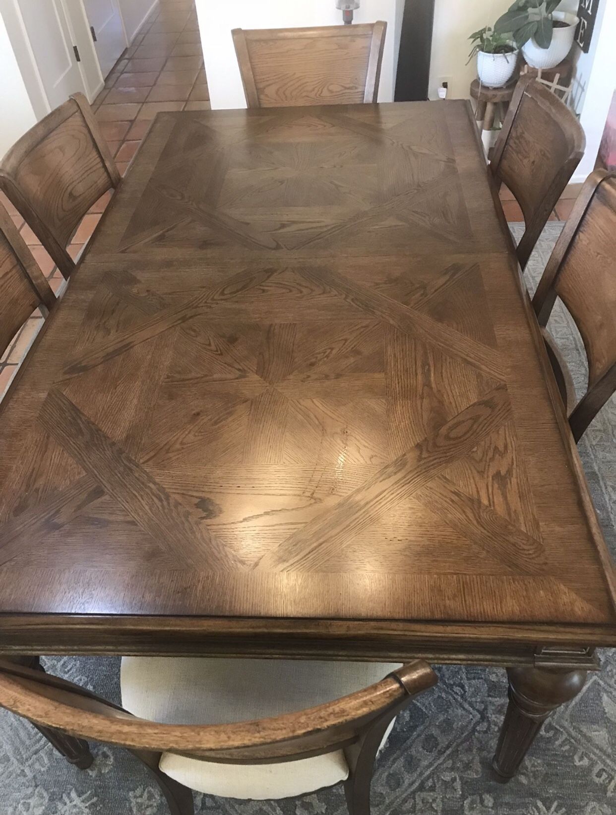 Beautiful Dining Table & Chairs