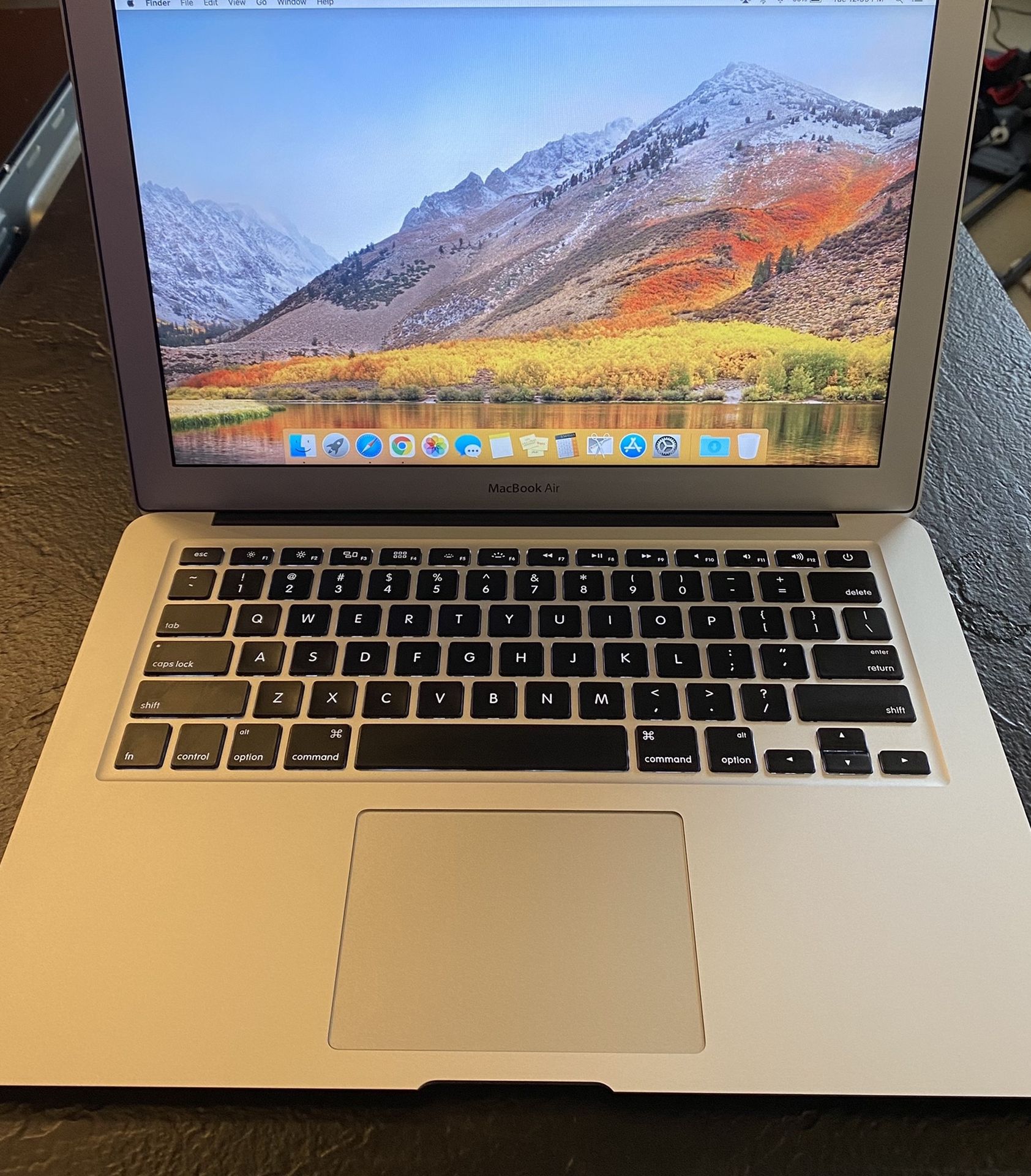 MacBook Air i5 (2017) - Lightly Used