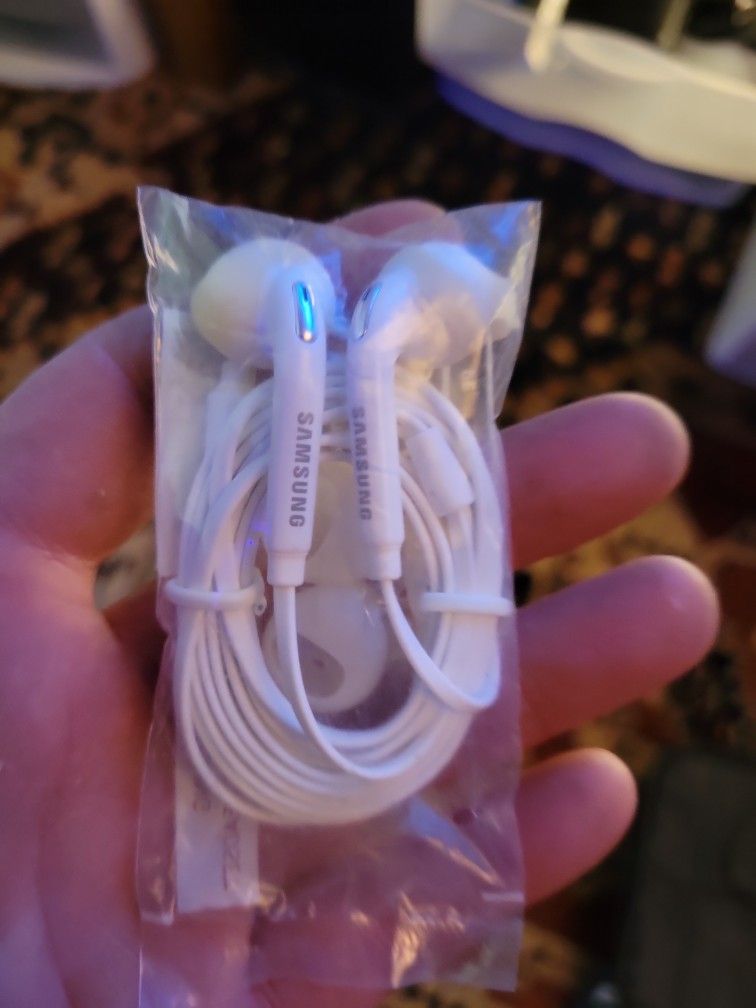 SAMSUNG HEADPHONES