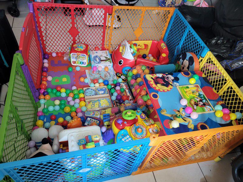 KIDS PLAYPEN EVERYTHING IS INCLUDED (NOT SOLD SEPARATELY 