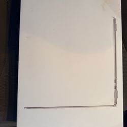 MacBook Air 2025 Apple M4 16GB RAM 256GB SSD Battery 100% BCC- 8 Box & Charger- Like NEW Condition . Has Apple Warranty. 