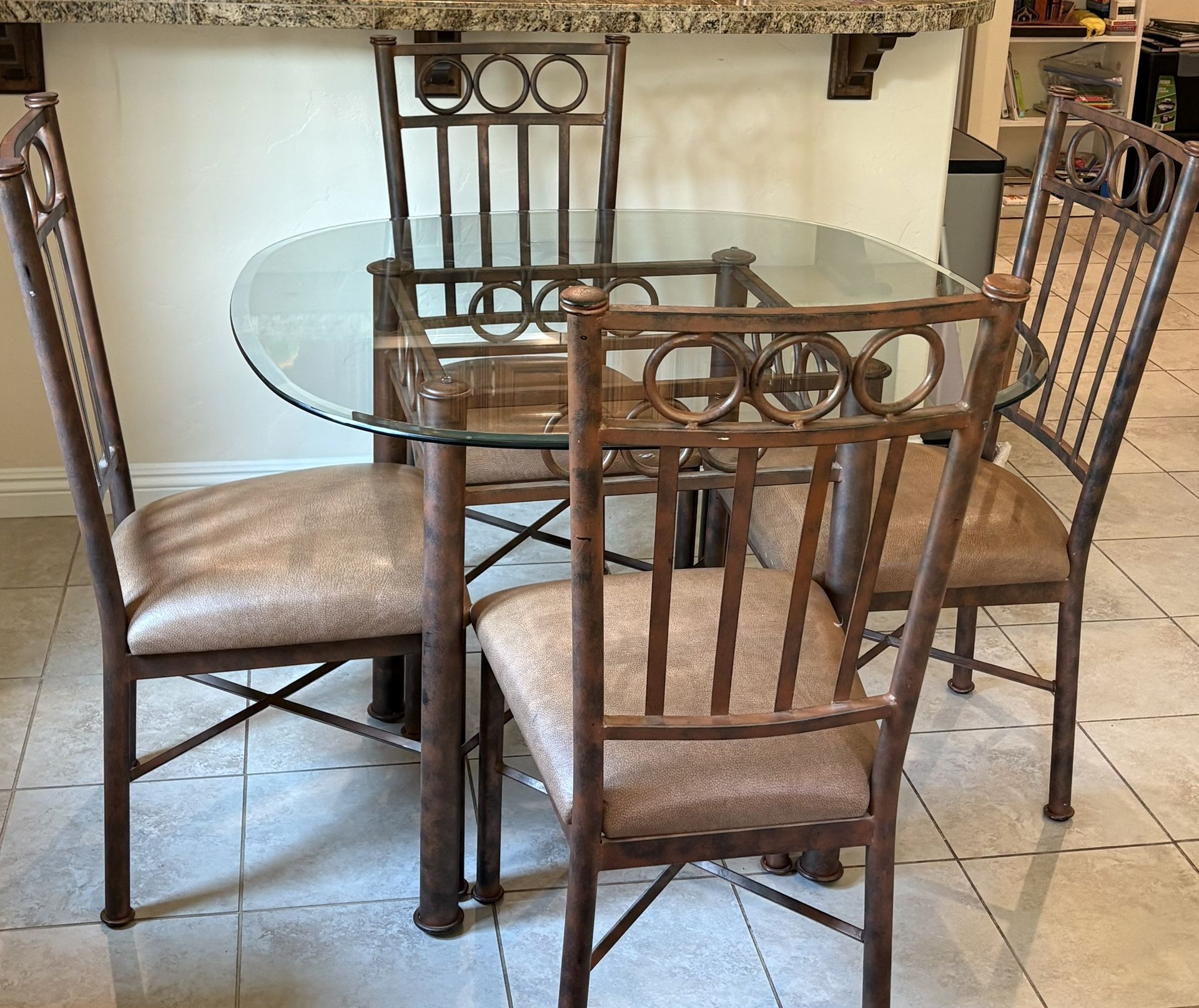 Glass Top Dinning Room Table.