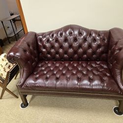 Leather Chesterfield Love Seat (Burgundy) 