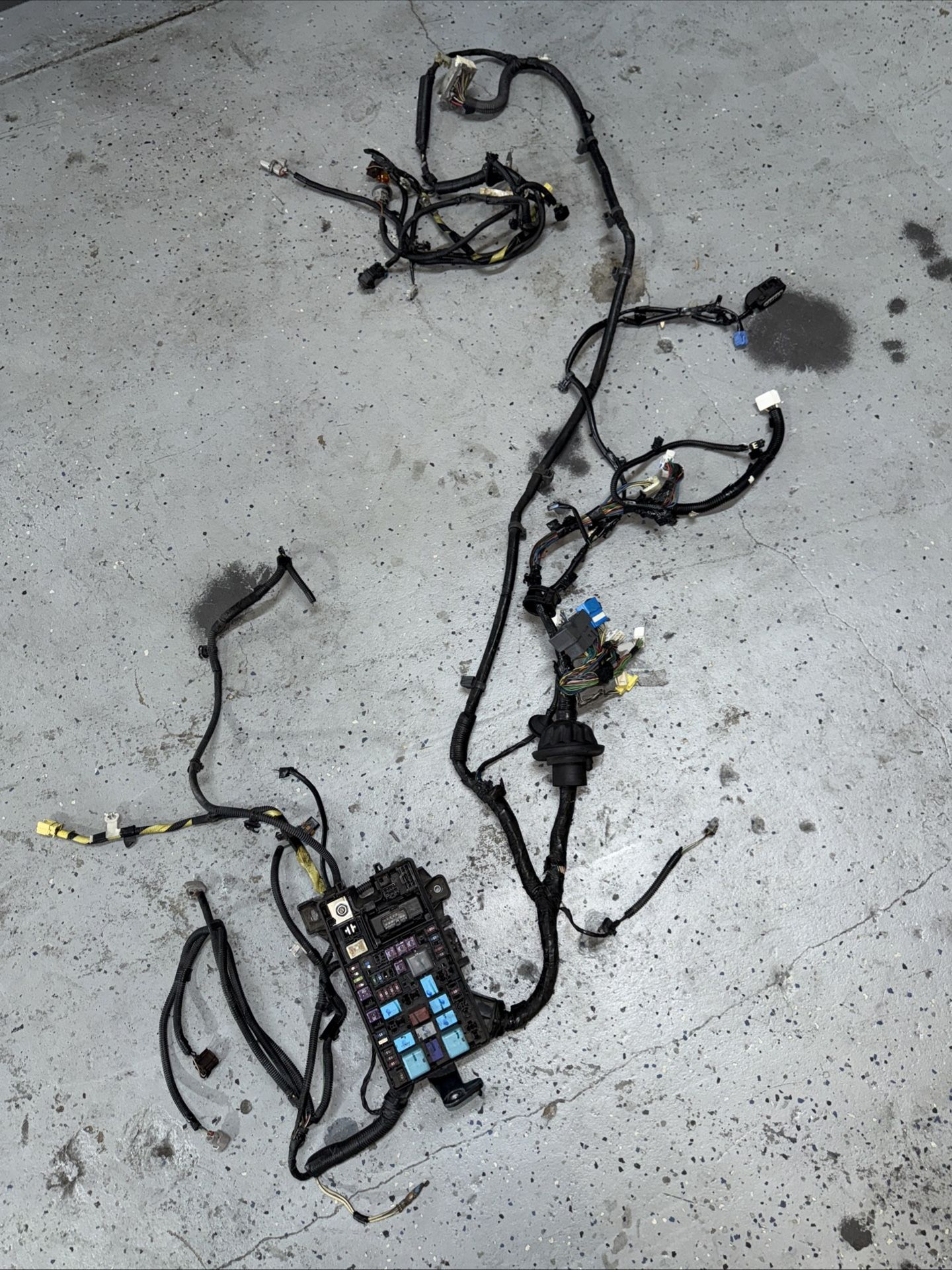 2005-2011 2007 TOYOTA TACOMA GENUINE ENGINE FUSE BOX RELAY JUNCTION BOX OEM 4.0
