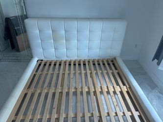 $115 Nice queen sized all white leather bed!!