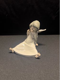 Angel Dreaming Lladró Porcelain Figurine #4961